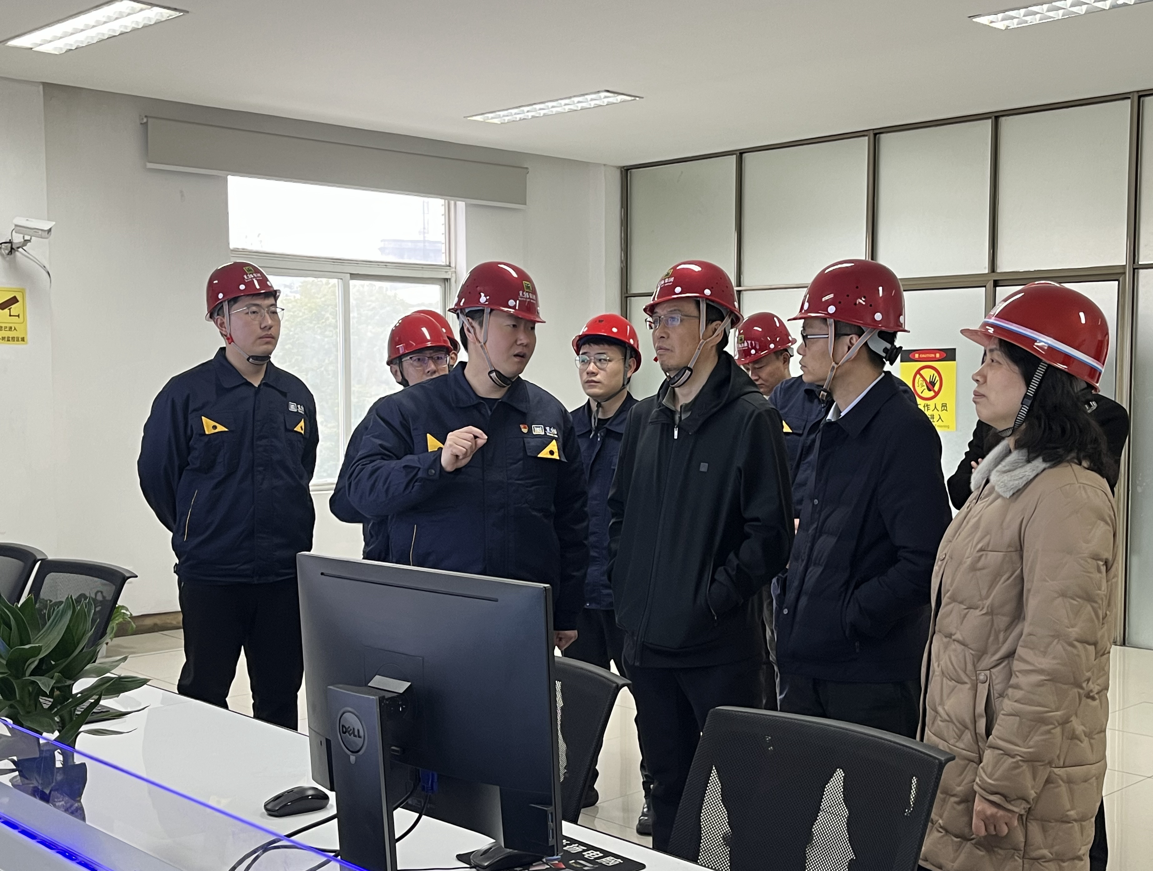圖1 炭黑5、6號生產(chǎn)線調(diào)控室（集團總部 彭佳敏攝）.jpg