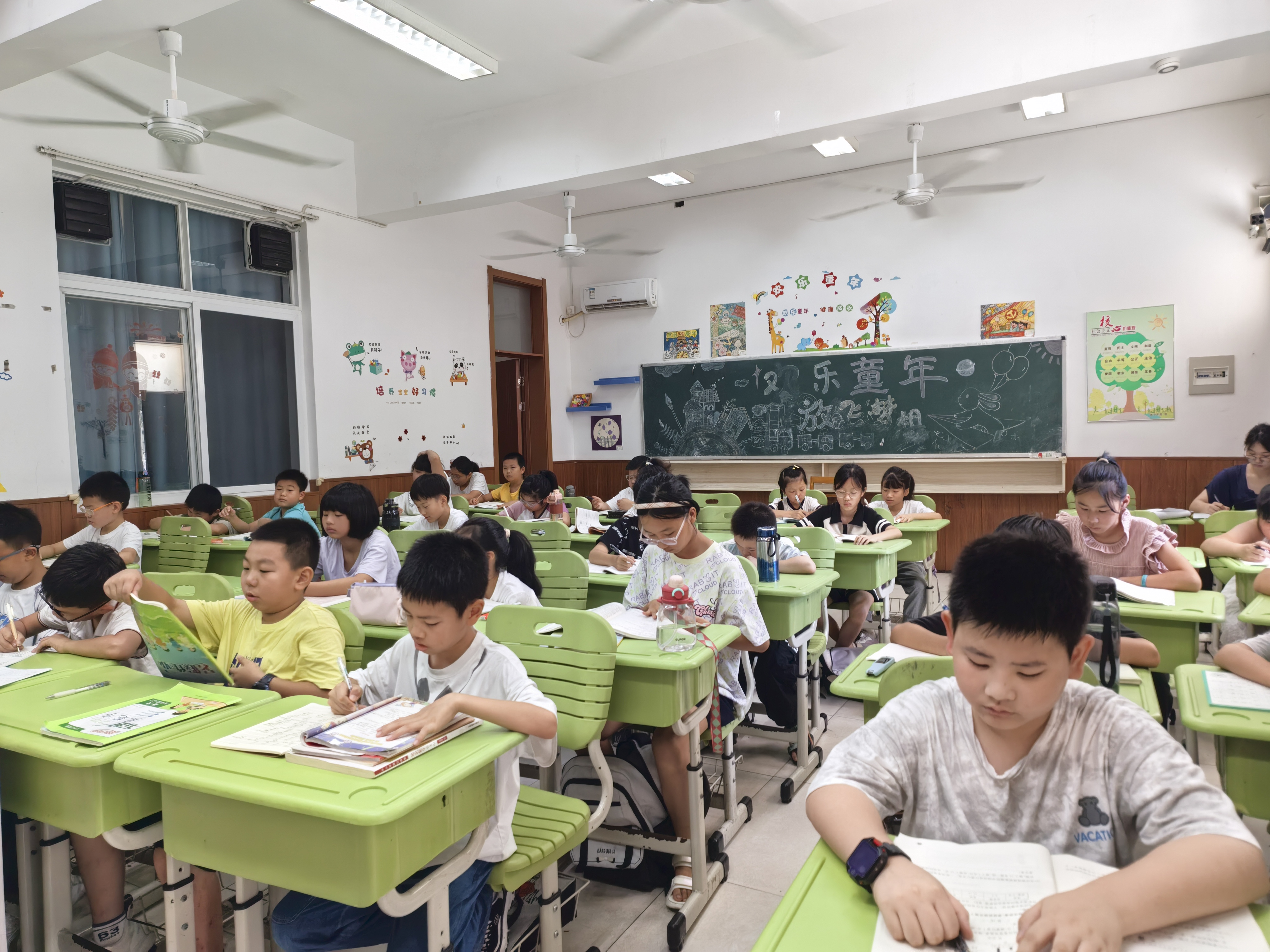 全托班小朋友認真學習.jpg