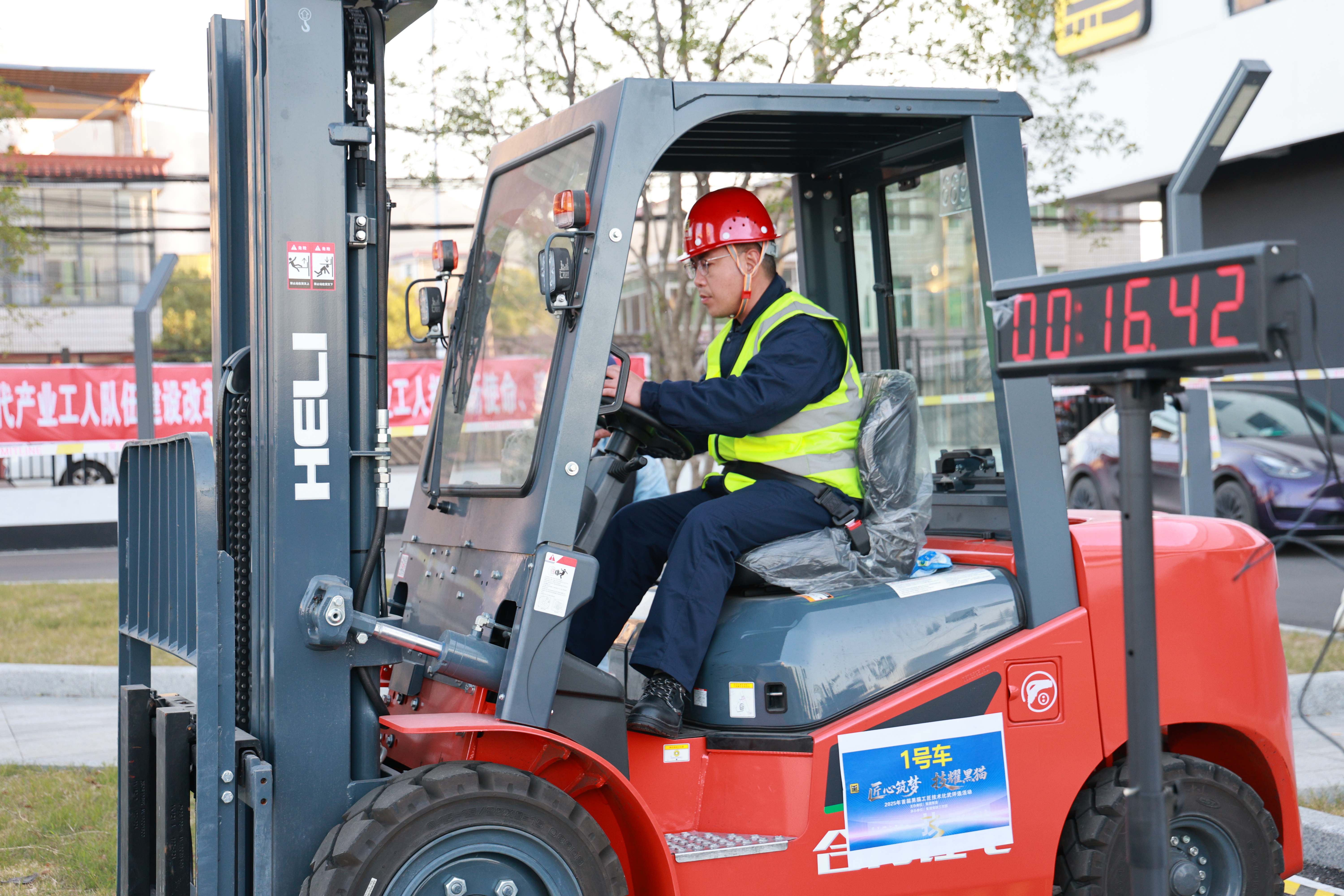 圖4 參賽選手認(rèn)真比賽.jpg